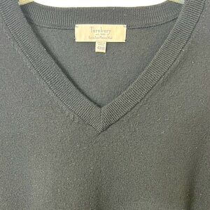 Turnbury extra fine Marino wool V Neck, long sleeve
Lightweight sweater black